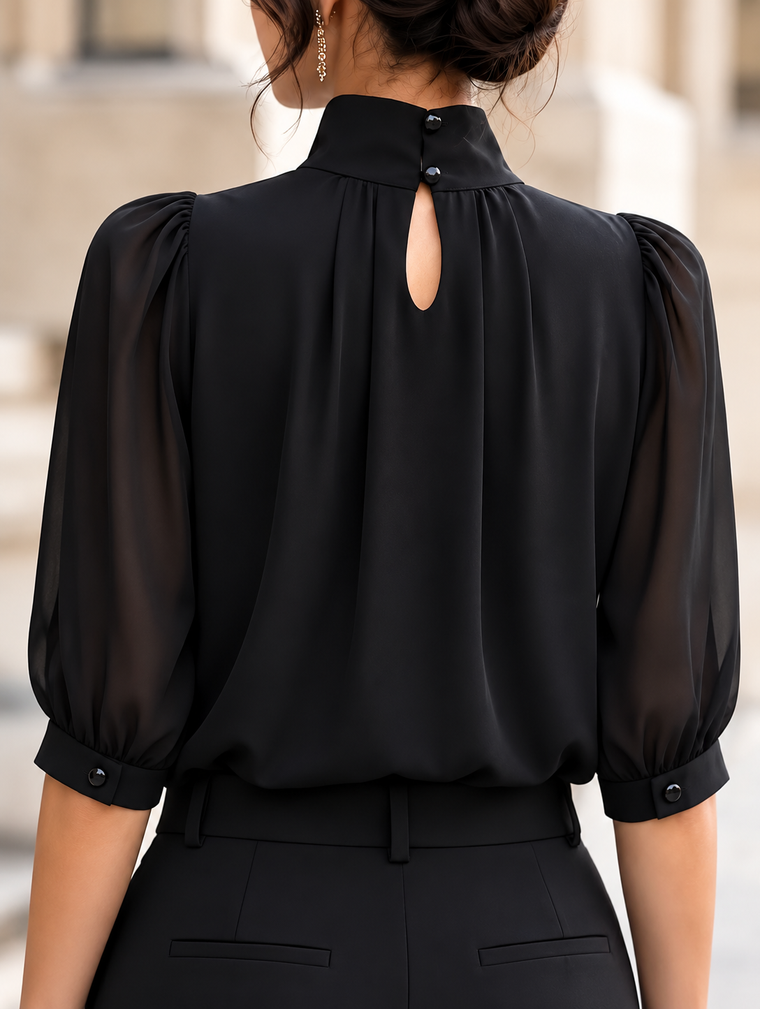 Blusa Elegante de Gasa con Cuello Alto